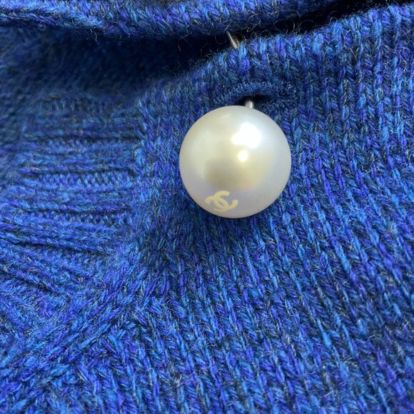 Chanel Blue Pearl Embellished Short Sleeved Cashmere Knit Sweater - Picture 5 of 6